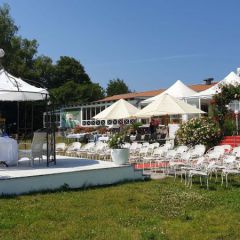 Inselhof VINETA - Hochzeitspavillon mit Stuhlreihen auf der Wiese vor der Terrasse des Ausflugsrestaurants