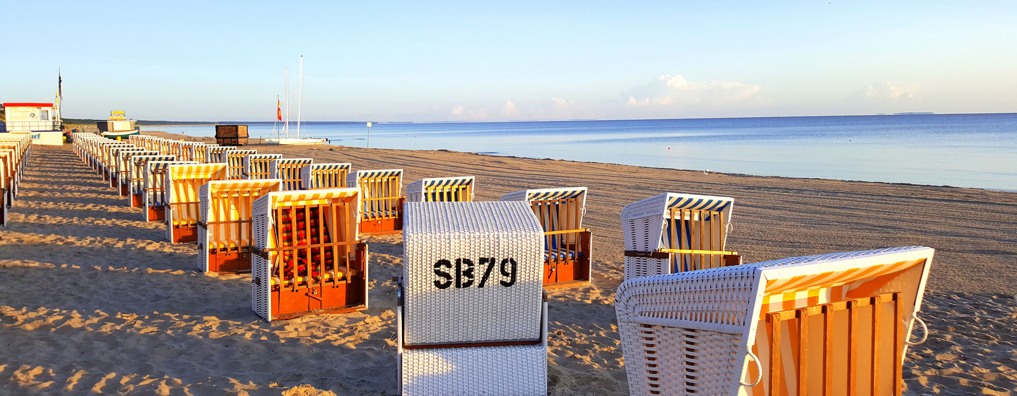 Usedom Strandkoerbe am Strand Sonnenaufgang